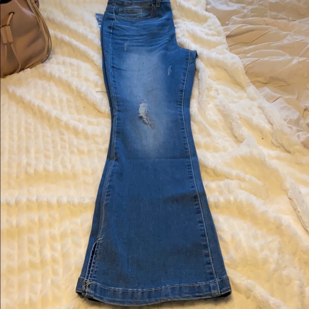 Stretchy destroyed jeans